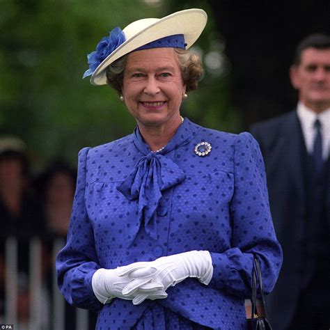 Fascinating Pictures Show Queen In Every Year Of Her Reign Daily Mail