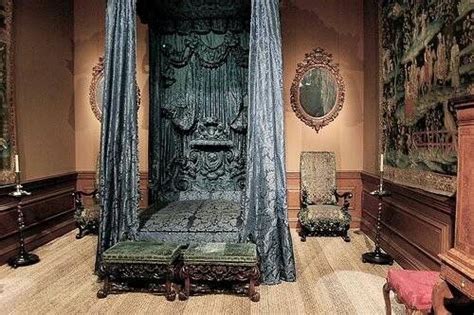 Gothic architecture appeared in late medieval era with its' pointed. Gothic bedroom | HORROR-IFIC DECOR | Pinterest