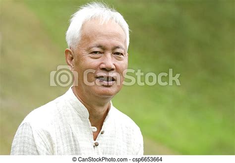 Hombre Asiático Senior Retrato De Anciano Asiático Al Aire Libre