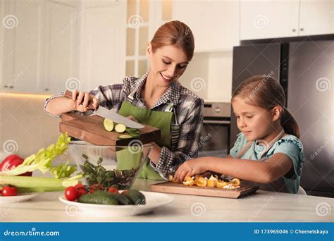 Ensalada De Cocina De Madre E Hija En La Cocina Foto De Archivo