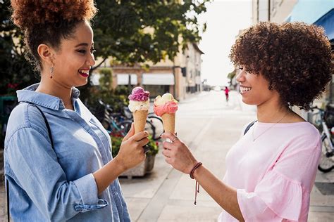 Black Women Eating Ice Cream And Having Fun Del Colaborador De