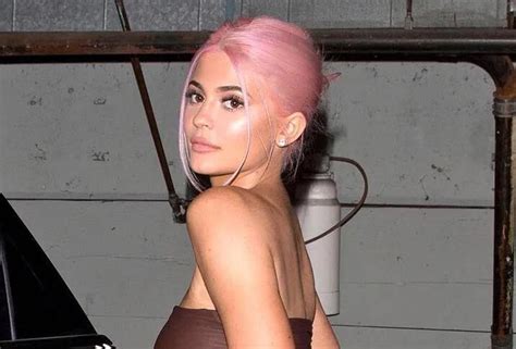 Kylie Jenner Shows Off Her Sexy Curves Inews