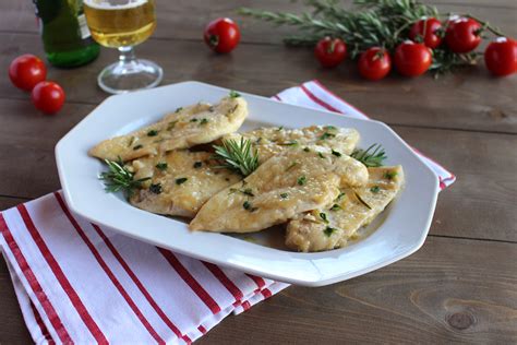 Mentre infarinate i petti di pollo, in una padella aggiungete la birra nella padella (sulla quantità regolatevi in base a quanta carne dovrete servire) e lasciatela evaporare. Petto di pollo alla birra e rosmarino - Passione e Gusto