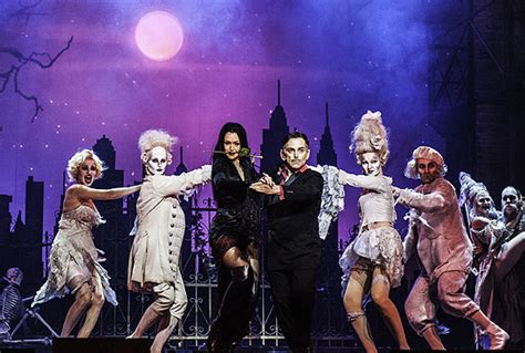 Onkel fester sucht sich eine arbeit. Die Addams Family im Deutschen Theater - das Grusel ...