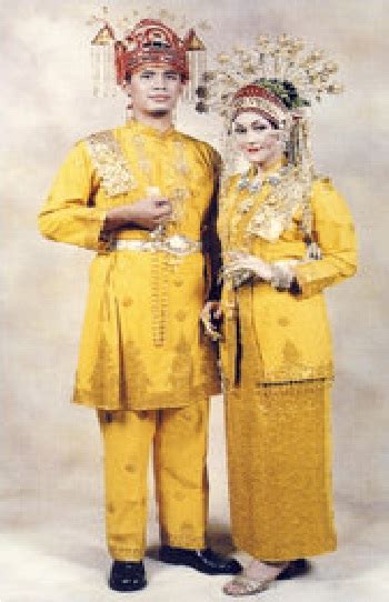 Terdapat 3 macam pakaian adat tradisional diantaranya siak riau, indragiri riau, dan bengkalis riau. Kebudayaan dan Kesenian Indonesia: Folklore Bukan Lisan ...