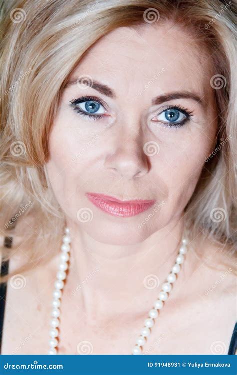 Portret Van Volwassen Blonde Vrouw Stock Afbeelding Image Of Europees