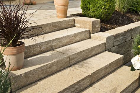 Maybe you would like to learn more about one of these? Steinmauer-und-Blockstufe-und-Treppe-in-beige-und ...