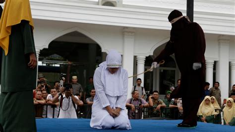 Besonders die geschlechterfrage und die in wenigen islamischen staaten angewendeten drakonischen strafen wie auspeitschungen oder steinigungen bei ehebruch. Indonesien: Stockschläge für Frau, die einfach nur Sex ...