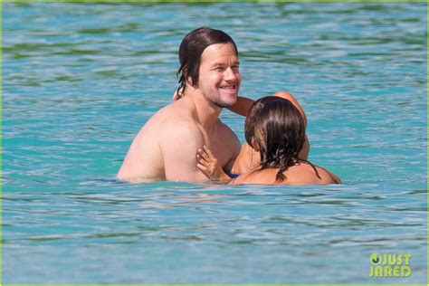 Shirtless Mark Wahlberg Rhea Durham Kiss Passionately In Barbados Photo Mark