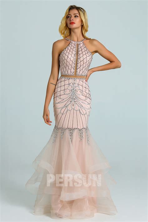 Une robe rose pale pour une soirée habillée, une robe courte rose poudré pour une tenue de demoiselle d'honneur, vous pouvez aussi varier les roses du plus tendre au plus sensuel. Robe de soirée 2020 sirène rose pâle parsemé de bijoux et ...