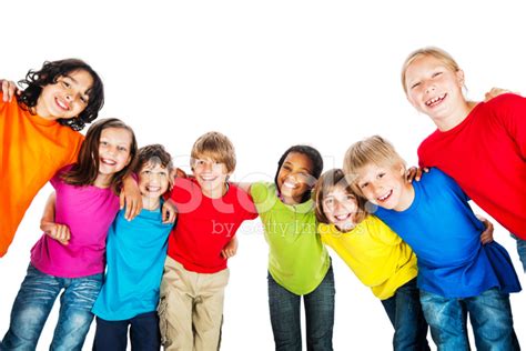 Foto De Stock Grupo De Niños Abrazados En Coloridas Camisetas Libre