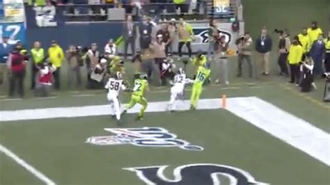 Video Tyler Lockett Makes Incredible Td Catch On Running Throw From