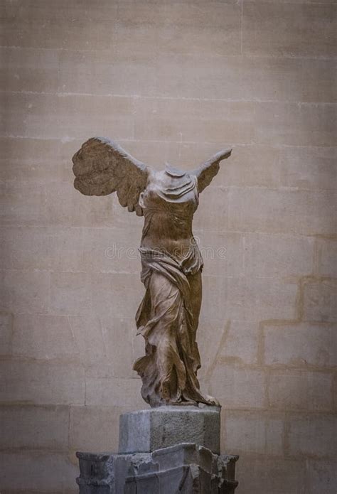 nike von samothrace statue im louvre museum redaktionelles foto bild von museum nike 145670516