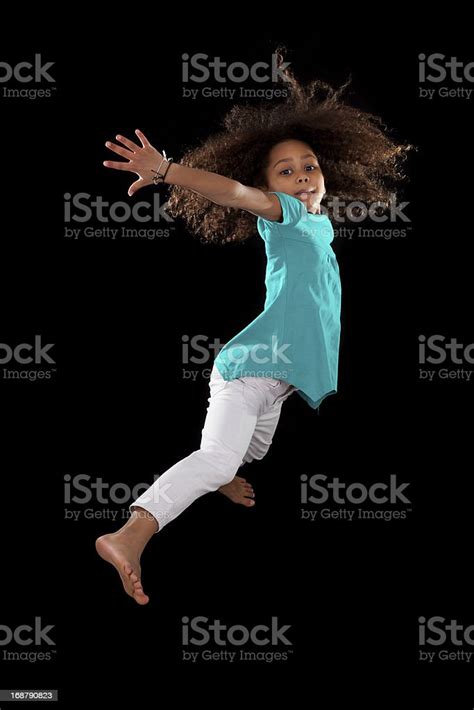 젊은 남자의 인물 사진 중유럽식 칠레식 여자아이 뛰어내림 라틴 아메리카 히스패닉 민족에 대한 스톡 사진 및 기타 이미지 라틴 아메리카 히스패닉 민족 소녀 아이