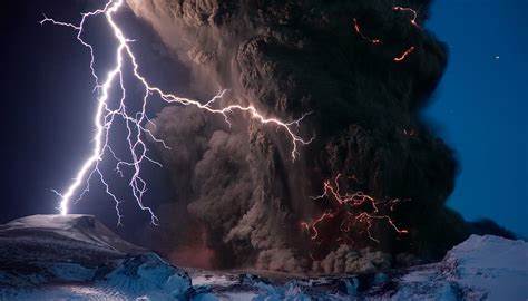Lightning Strikes Volcano In Iceland Volcano Lightning Volcano