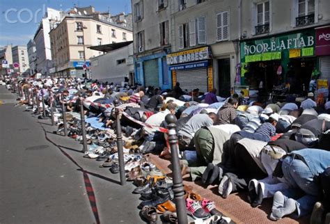Heure de prière maghreb après le coucher du soleil ? Muslims pray in the streets of Paris for the end of Ramadan.