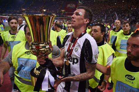Juventus Serie B Trophy / Cristiano Ronaldo accidentally struck his