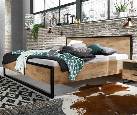 Stylische betten aus massivholz oder boxspringbetten von markenherstellern günstig bestellen. Designerbett günstig im Industrial Style mit Metall - Lakewood