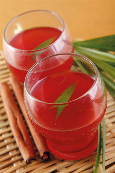 Untuk yang terakhir, sajikan bahan isi ronde tersebut dengan menggunakan bahan pelengkap di atas mangkok, kemudian tuangkan kuah air jahe pada dalam mangkok, sajikan dan nikmati. Resep Wedang Secang | ANEKA RESEP MASAKAN