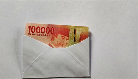Indonesian rupiah banknotes worth IDR 100,000 in a white envelope