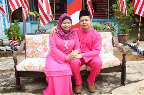 Learn more about malaysian baju kurung below. Adieyza: Baju Kurung dan Baju Melayu Sedondon Suami Isteri