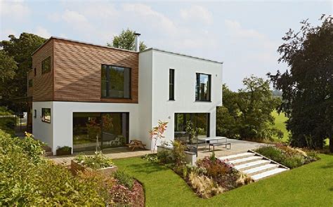 Sie möchten einen bungalow bauen? Stadtvilla modern im Bauhaus-Design mit Holzfassade - Haus ...