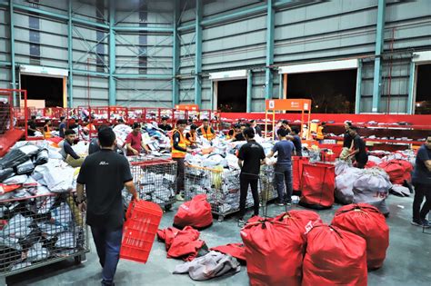 J&t express tracking malaysia is a system that allows you to easily track and trace your parcels for free. Logistic Start-up J&T Express Surmounts 11.11 With ...
