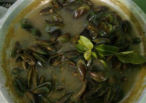 Ikan yang sudah dibersihkan di goreng dalam minyak panas setengah kering, tiriskan. Kerang Hijau Kuah Bumbu Kuning / Resep Kerang Bumbu Kuning ...