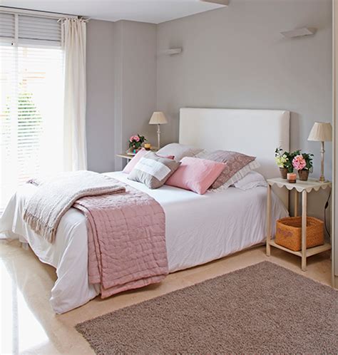Una camera da letto moderna colorata dall'atmosfera. Colori Rilassanti Per Camere Da Letto