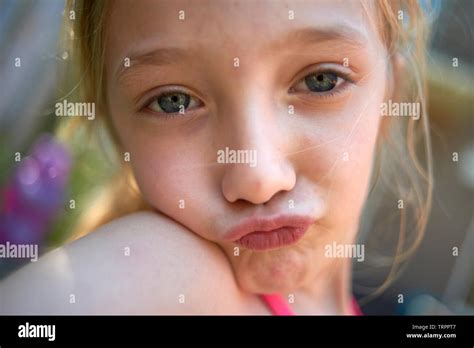 Nahaufnahme Portrait Von Eine Nette Junge Blonde Kaukasische Mädchen Schaut Zuversichtlich In