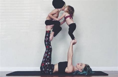 Mãe Posta Fotos Enquanto Faz Yoga Com Filhos E Viraliza Na Internet