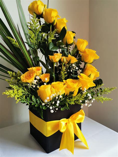 Arreglo De Rosas Y Mini Rosas Amarillas En Caja Fresh Flowers