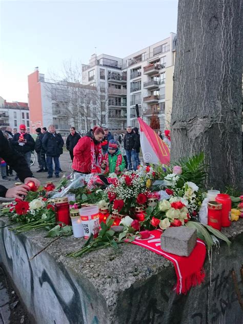 Union berlin ist bekannt für seine weihnachtstraditionen, die im heimischen stadion gefeiert werden. Union Berlin Fans Mourning A Murdered 19-year-old Man ...
