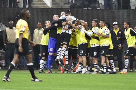 Acompanhe os jogos de hoje pelos diversos campeonatos do brasil. Corinthians na ponta da tabela, pelo menos por enquanto ...