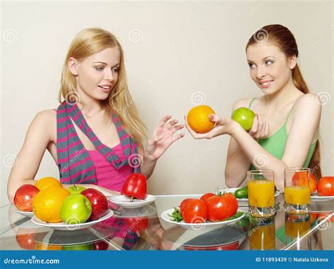 Twee Meisjes Met Groenten En Fruit Stock Afbeelding Image Of Blij