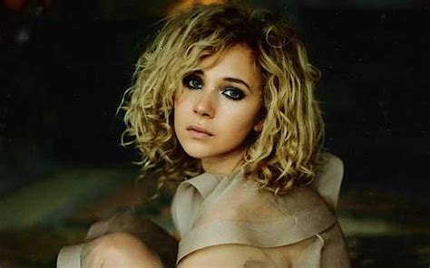 Bafta Awards 2010 Stars Ready For Their Close Ups Juno Temple Curly