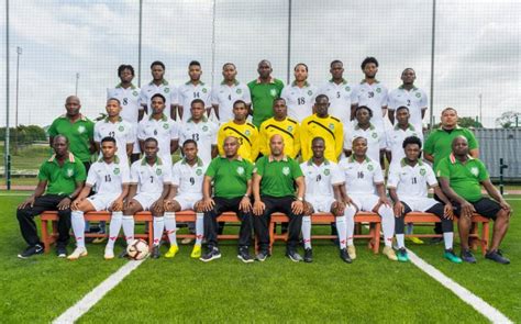 syːriˈnaːmsə ˈvudbɑl ˌbɔnt) is the governing body of football in suriname. Surinaamse Voetbalbond Officiele website - Surinaamse Voetbal Bond