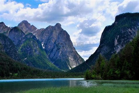 夏天在南蒂罗尔有高山的美丽湖泊高清图片下载 正版图片507021961 摄图网