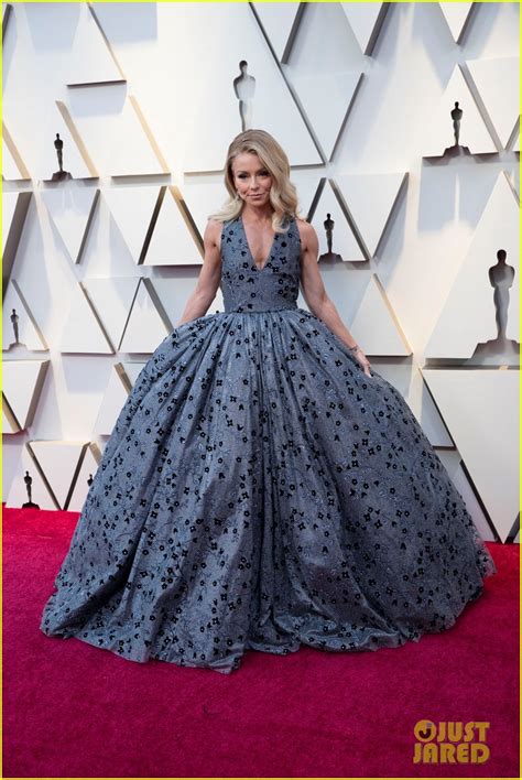 Kelly Ripa Hits Oscars 2019 Red Carpet With Husband Mark Consuelos