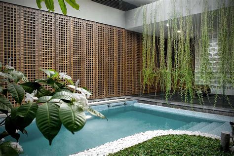 Di area sekitarnya, bisa anda tambahkan teras minimalis dengan material lantai batu alam yang dingin. 8 Inspirasi Kolam Renang Modern untuk Rumah Anda