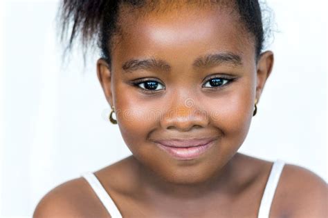 Portrait De La Fille Africaine Mignonne Tenant Le Comprim Num Rique