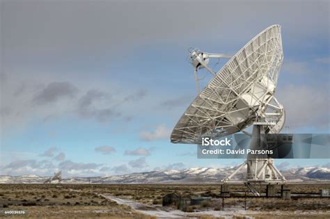 매우 큰 배열 접시 라디오 안테나 눈 덮인 산 뉴 멕시코 전파 망원경에 대한 스톡 사진 및 기타 이미지 전파 망원경 0명