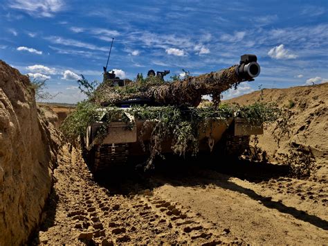 Sa mère ne travaille pas, et son père est ouvrier. Ex DRAGON per l'Ariete in Polonia | Congedati Folgore