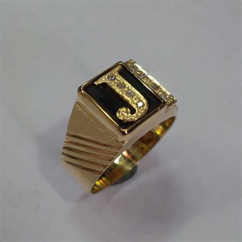 Anillo Para Caballero En Oro 18 Kt C0n Letra Incrustada Sobre Piedra