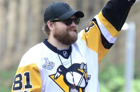 Pittsburgh Penguins Phil Kessel Eats Hot Dogs Out Of Stanley Cup
