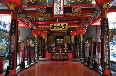 The discovery of oil 100 years ago transformed miri from a quiet fishing village into a wealthy city of around 300,000 people. Audrey from Malaysia: Kuching (Sarawak, Bornéo)