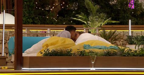 Love Island Kiss Between Amber And Michael As Pair Get Much Closer Chronicle Live