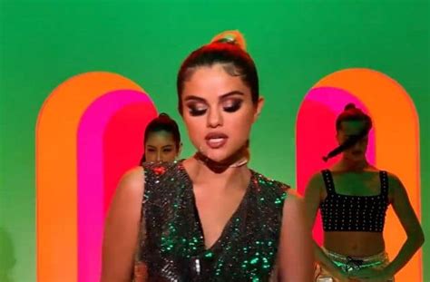Much like me and cheese, selena gomez cannot get away from that ~same old love~. « Boyfriend » : Selena Gomez rappelle qu'elle n'a pas ...