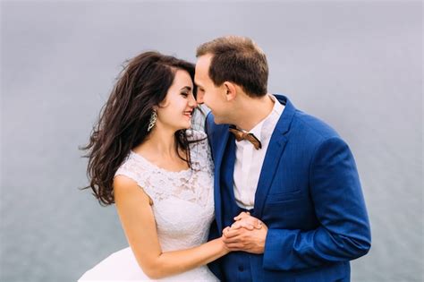 Bonita Pareja De Novios Cogidos De La Mano Y Riéndose El Uno Del Otro