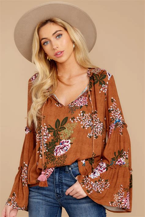 Young And Free Brown Floral Print Top In 2020 Floral Top Outfit Brown Top Outfit Bell Sleeve